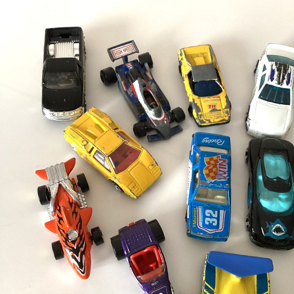 A Lot / Bundle of 14 Assortment of Small Toy Cars Racing Cars Collectables - Picture 2 of 5